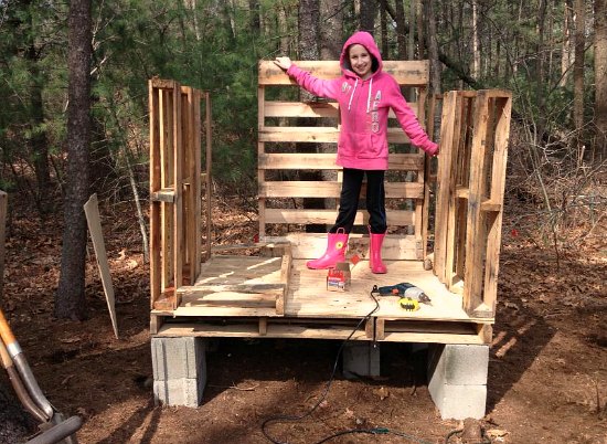 build a chicken coop from old wood pallets
