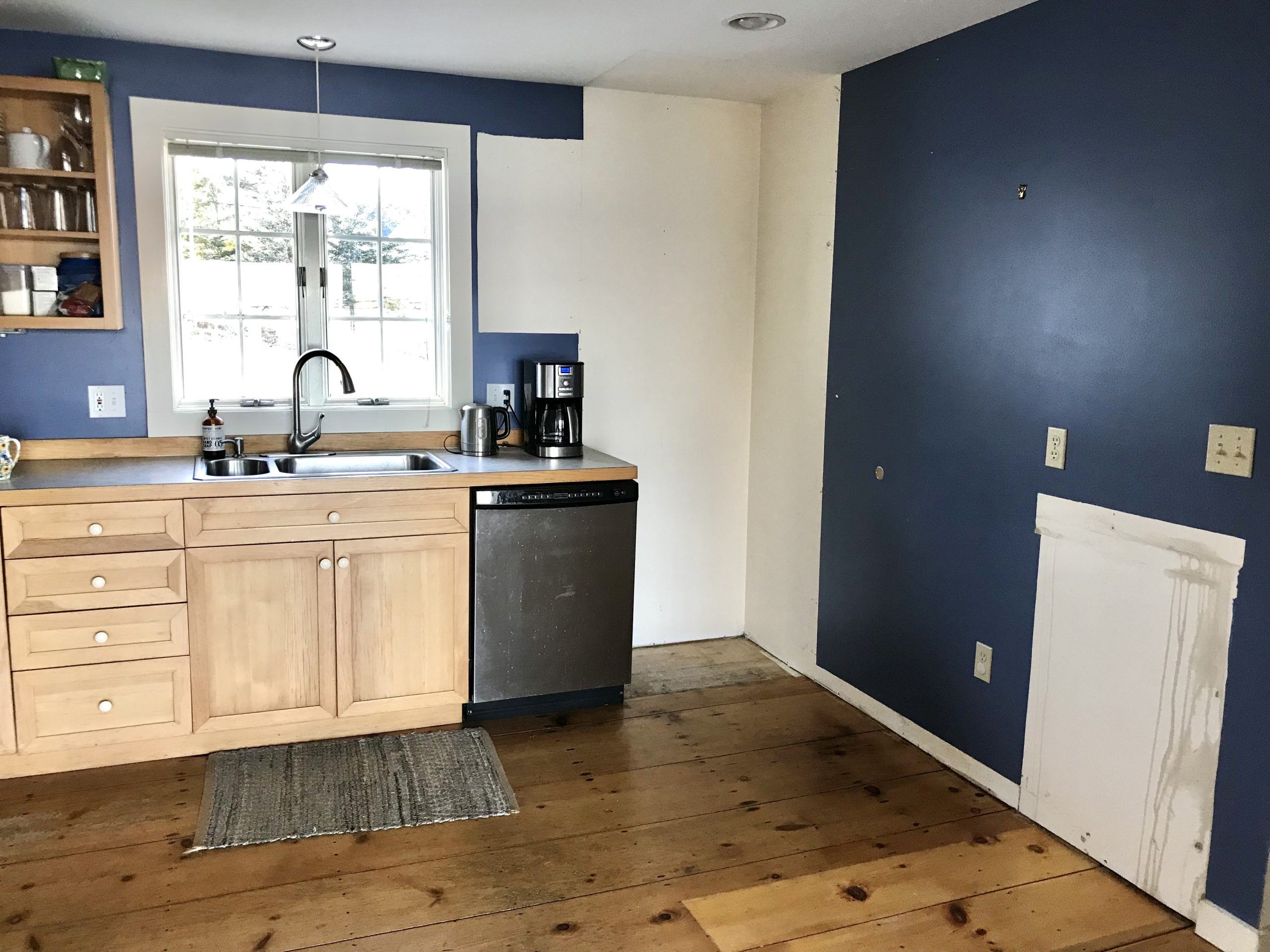 Blue kitchen walls clearance with oak cabinets