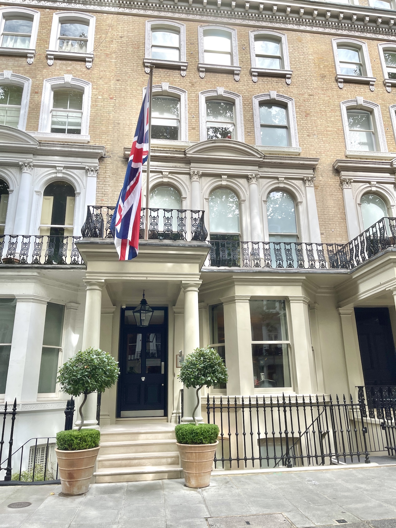 Knightsbridge Hotel – I Wish I Was Here Right Now